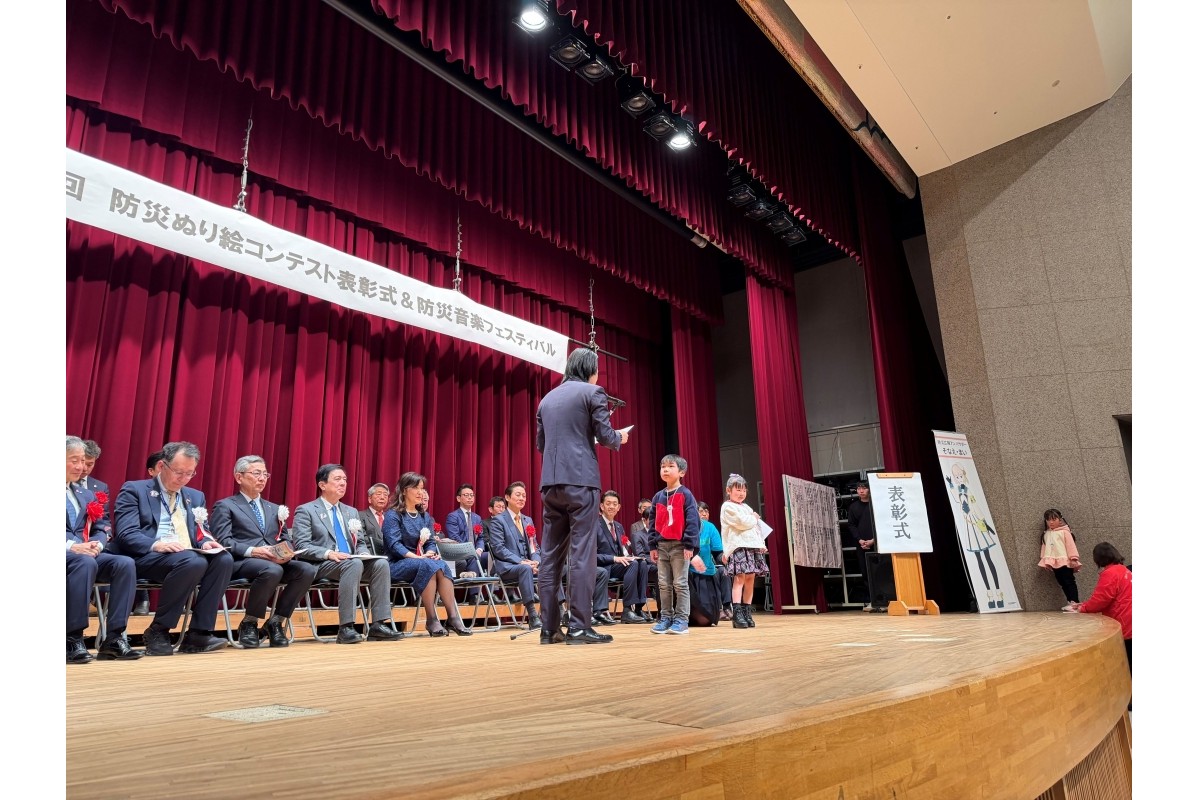 弊社社長が子どもたちのぬりえの表彰を行いました！